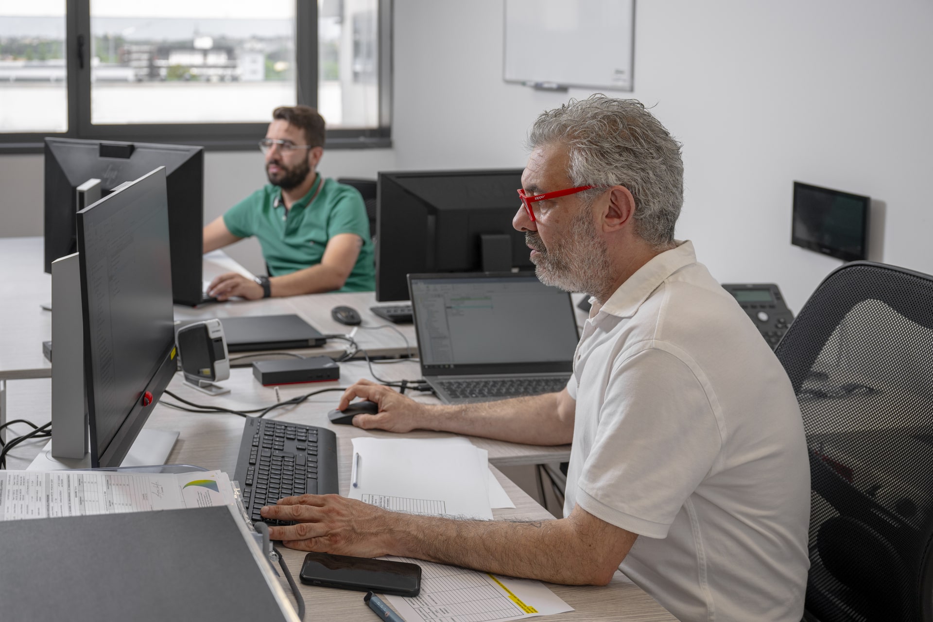 Dipendenti di Adistribuzionegas che lavorano al computer