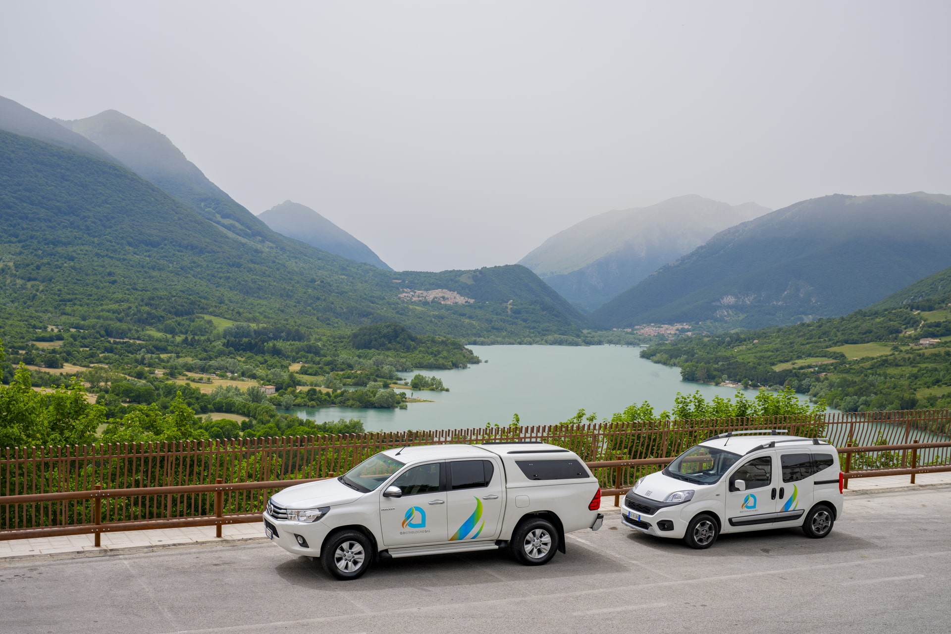 Mezzi di Adistribuzionegas con lago di Barrea sullo sfondo