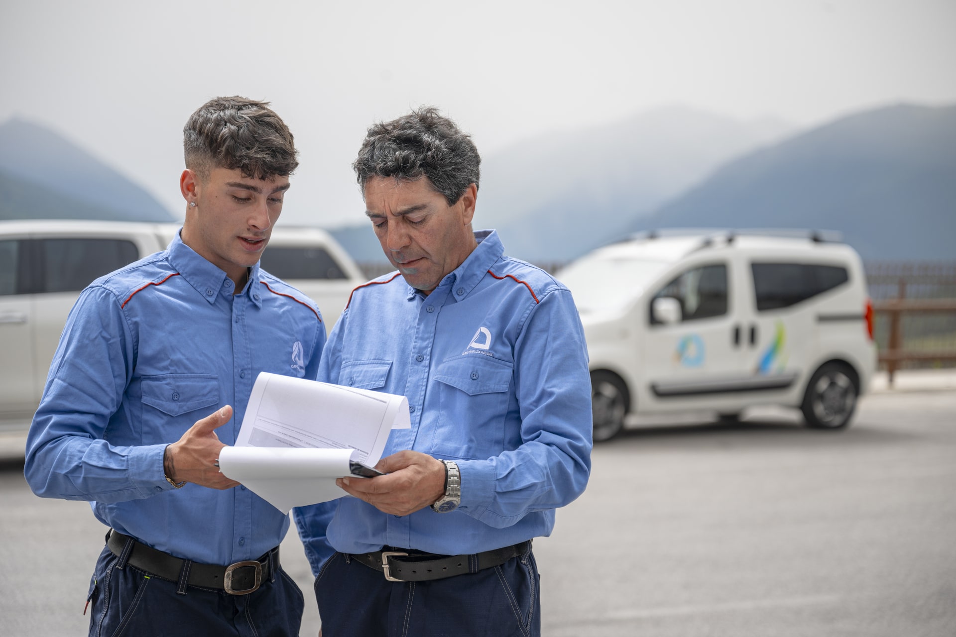 Lavoratore esperto che forma giovane dipendente