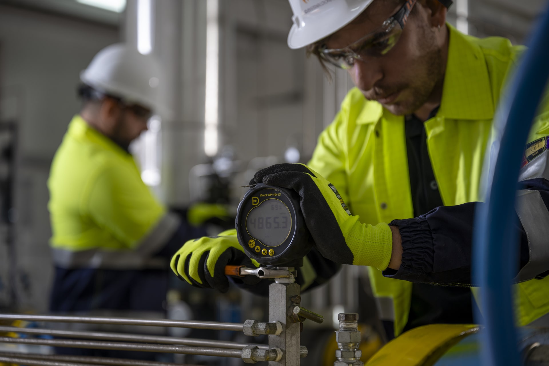 Tecnico manutentore che installa manometro digitale